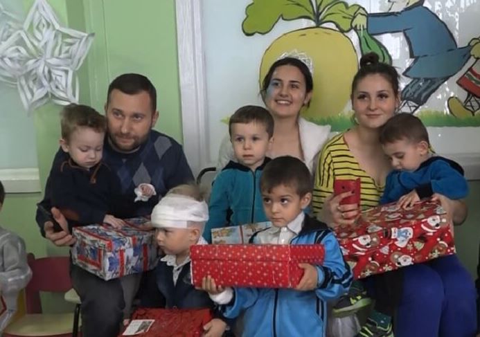 Волонтеры поздравили маленьких пациентов в рамках благотворительной акции «Рождество для всех».