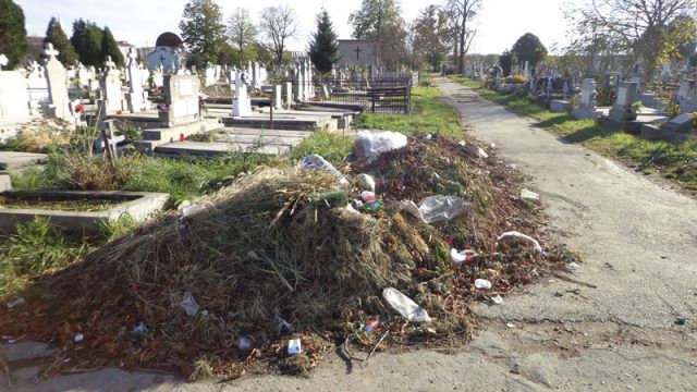 În cimitirele din Chişinău, mormanele de gunoi au fost stocate chiar lângă morminte.