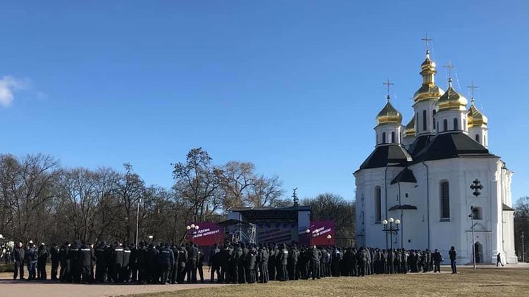Порошенко ушел от националистов, встретивших его с криками "Позор!".