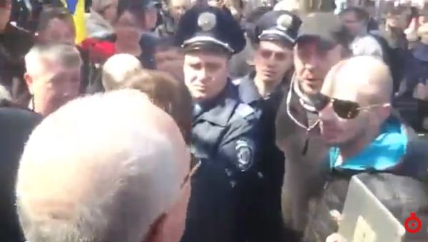 Со стороны националистов в адрес жителей Одессы раздавались выкрики: “Мало вас пожгли, уродов!”