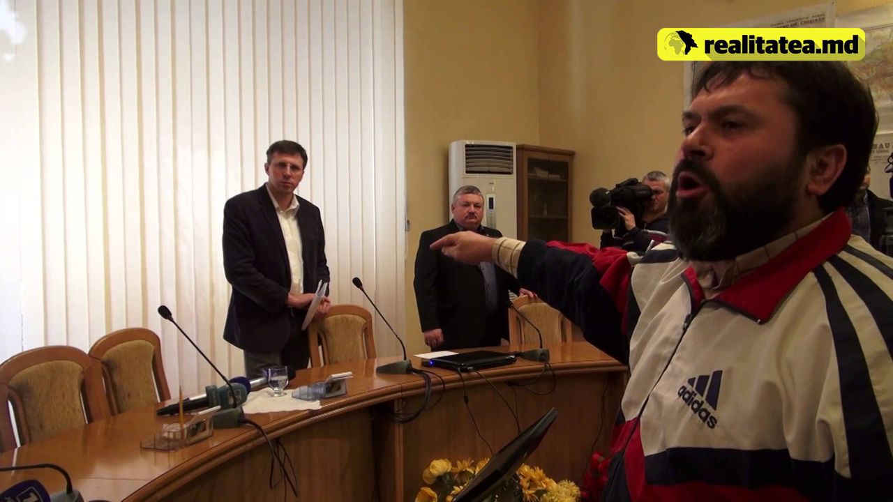 Ședinţa primăriei nu a trecut fără certuri, acuzaţii şi replici tăioase. Foto: realitatea.md