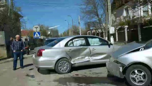 Trei automobile s-au ciocnit la intersecţia străzilor Paris şi Suceava. 