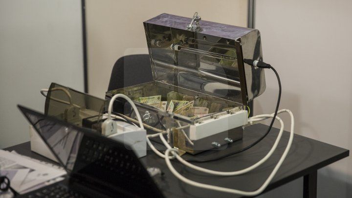 Un inventator român a creat aparatul de sterilizare a bancnotelor.