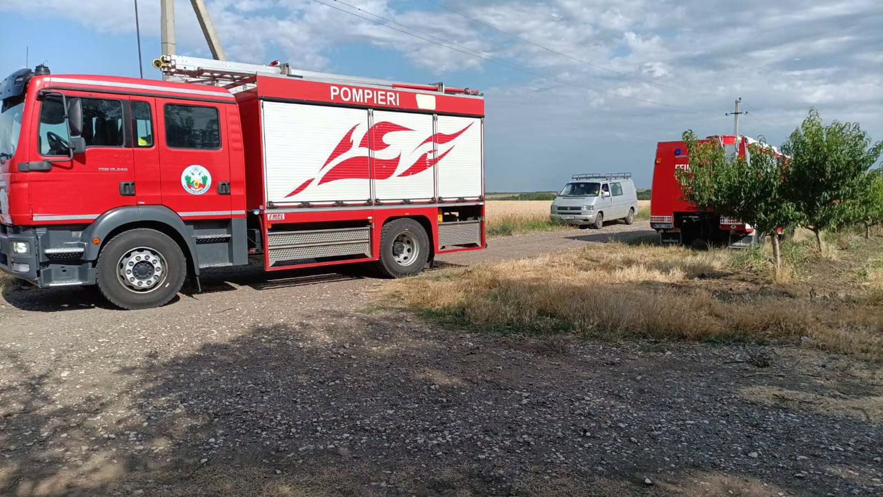 Пожарные ликвидировали возгорание, охватившее поле в селе Тудора.