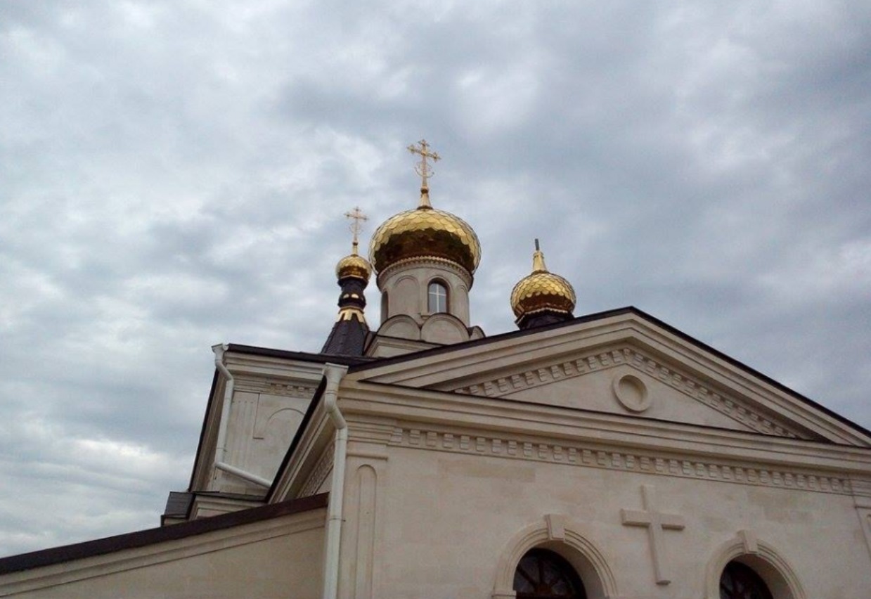 На данный момент сотрудники СГЗЧС проводят работы по устранению небольших очагов пламени.