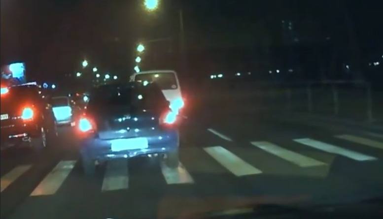 Водители из других автомобилей бросились на помощь пострадавшему.