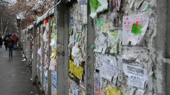 Центризбирком разрешает клеить листовки на заборы только с согласия владельцев. 