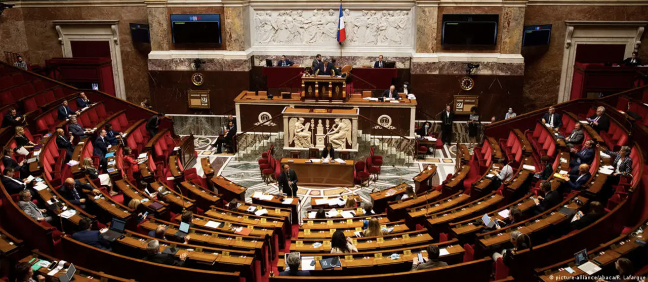 Парламент Франции отклонил спорный закон об иммиграции.