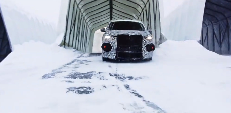 Электрический кроссовер Ford в стиле Mustang устроил дрифт на льду.