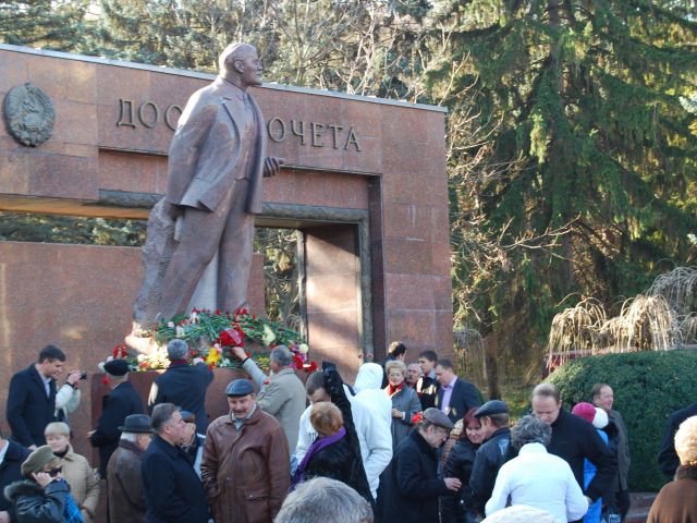 Astazi comunistii, dar si oameni simpli- in special persoane de varsta a treia, marcheaza ziua de nastere a liderului bolsevic, Vladimir Lenin.