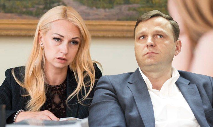 Депутаты случайно встретились в неком заведении. 