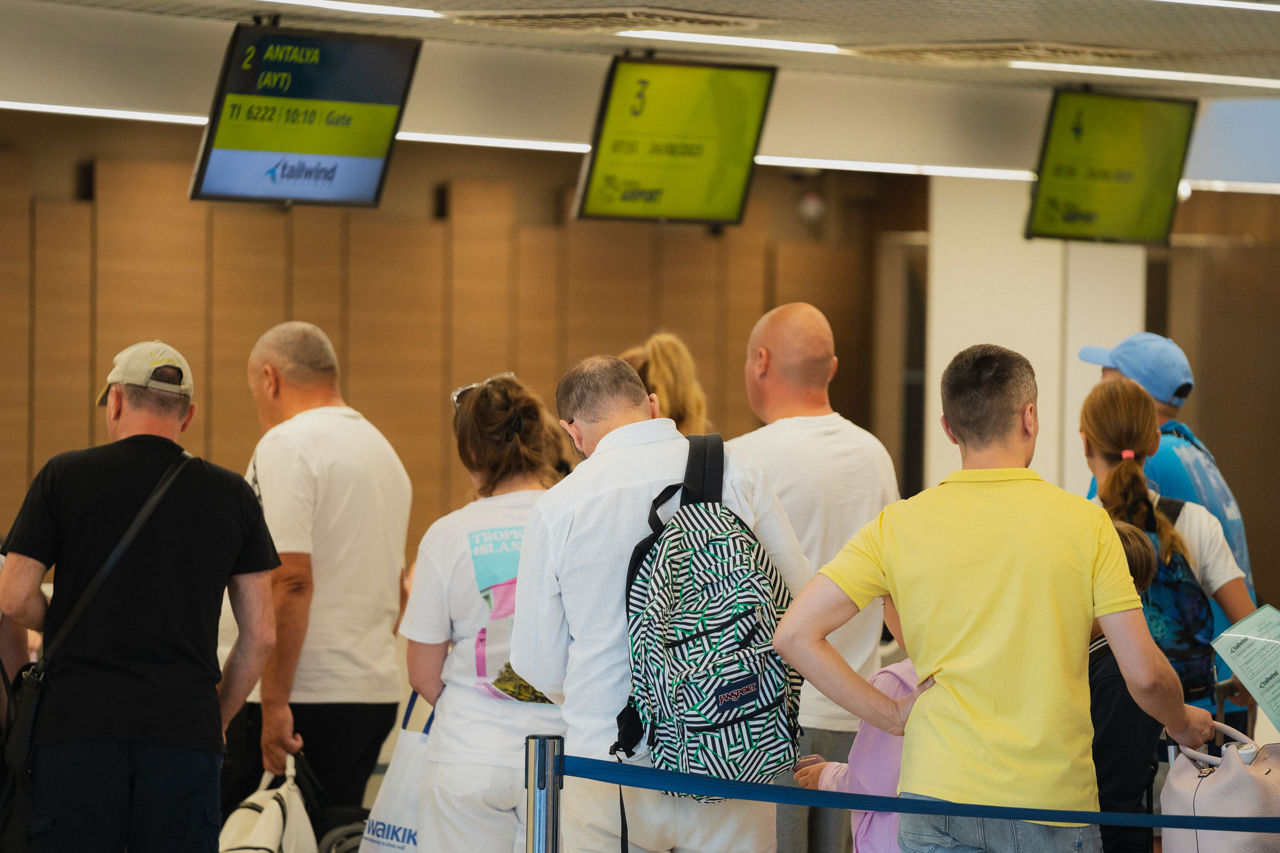 Criza petrolieră ar putea duce la scumpirea biletelor de avion și reducerea zborurilor din Chișinău.