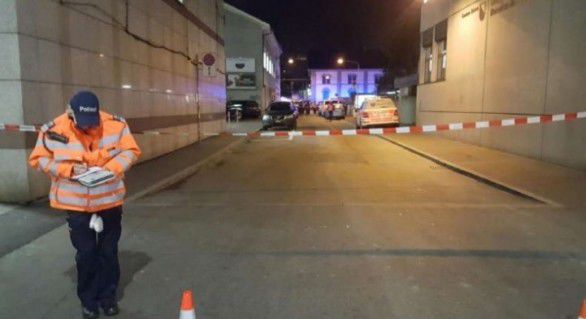 Un bărbat a deschis focul asupra a doi ofiţeri de poliţie din oraşul Rehetobel, din nordul Elveţiei. 