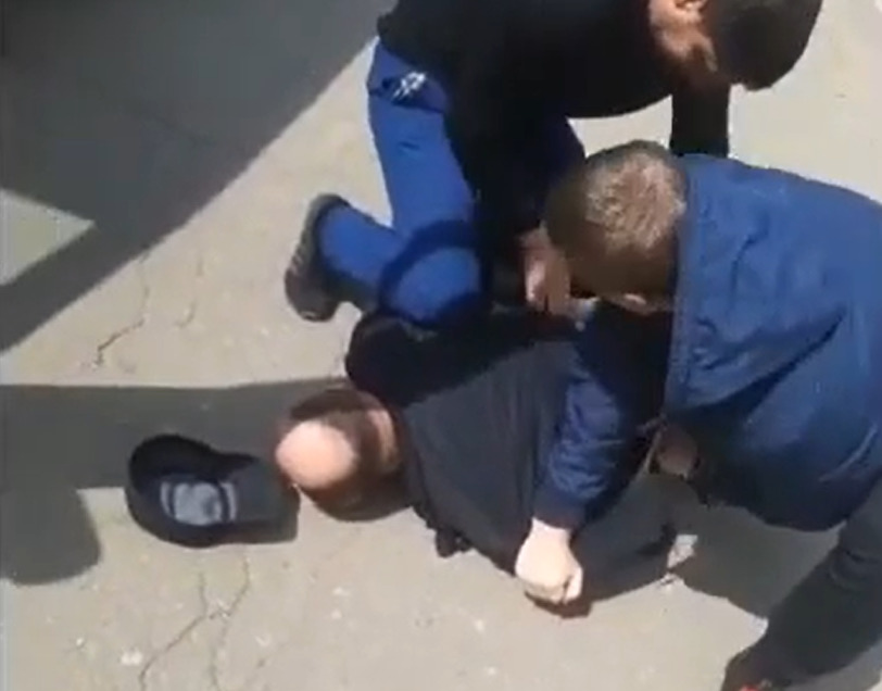 Полиция задержала с поличным торговцев марихуаной.