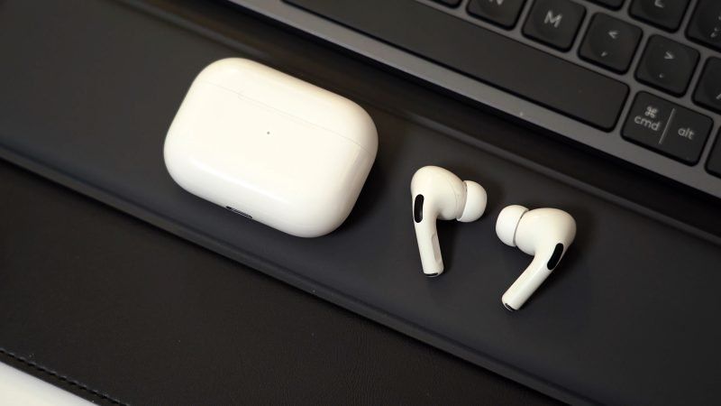 Apple случайно сломала наушники AirPods Pro у пользователей.
