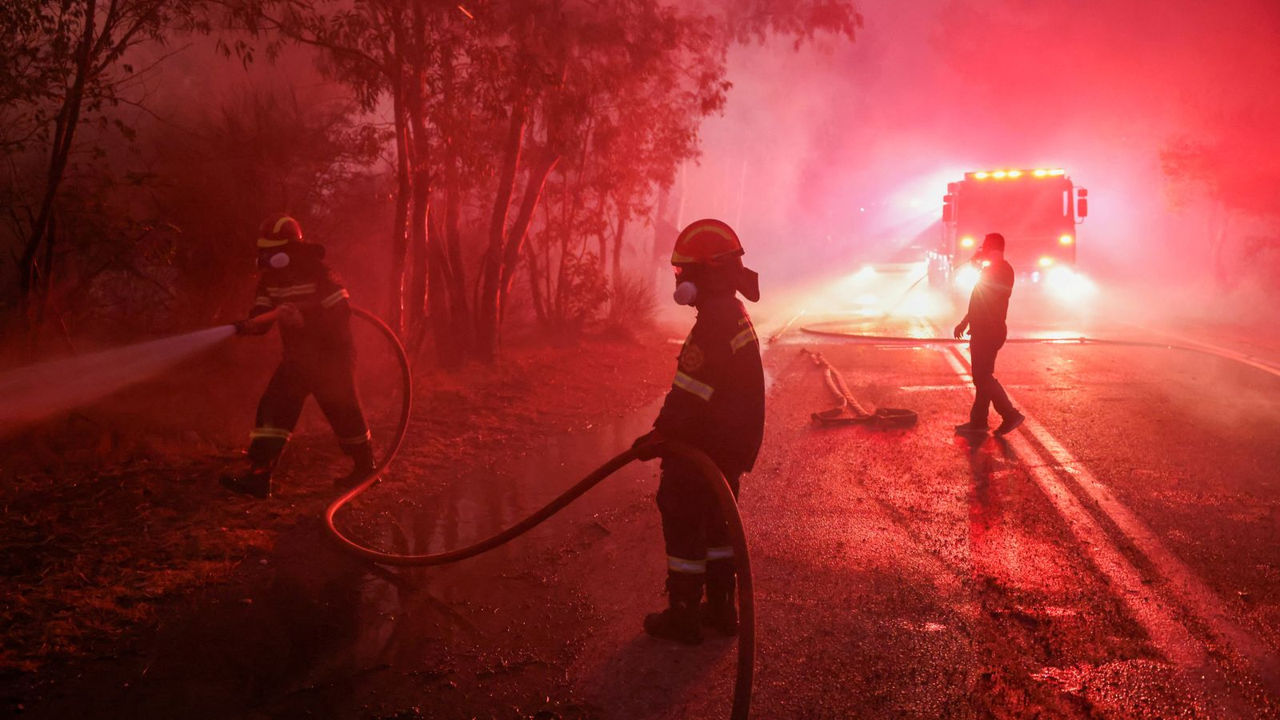 Incendii de pădure lângă Atena: Sute de oameni, evacuați.