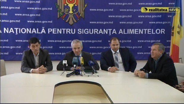 Родственники говорят, что мужчина и дети почувствовали себя плохо после того, как поели накануне огурцы и редиску.