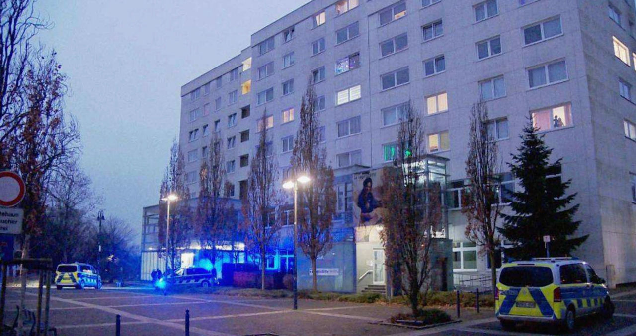 Un bărbat a înjunghiat o femeie cu patru copii în Germania: Autoritățile îl caută.