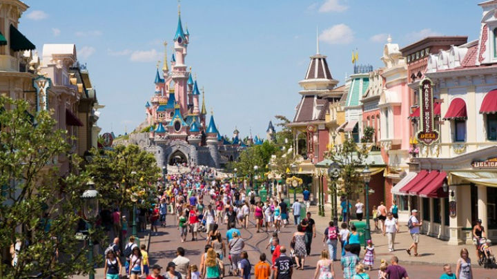 Furt de un milion de euro: Romii au jefuit turiști la Disneyland