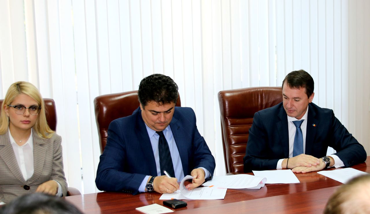 Moldova și China au semnat Memorandumul de intenție privind reabilitarea drumurilor naționale. 