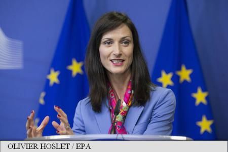 Comisarul european responsabil pentru economia și societatea digitale vine în România. Foto: EPA