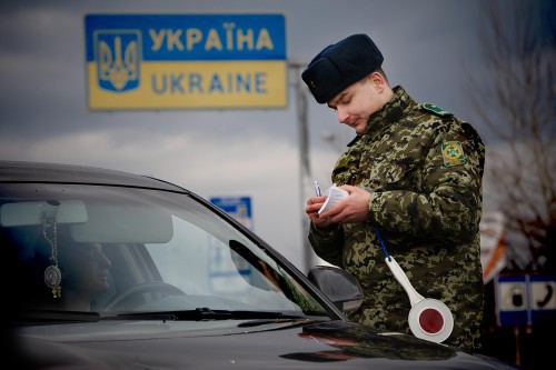 На границе люди сообщают о нежелании проживать на оккупированной территории и страхе, что против них будет осуществлено насилие.