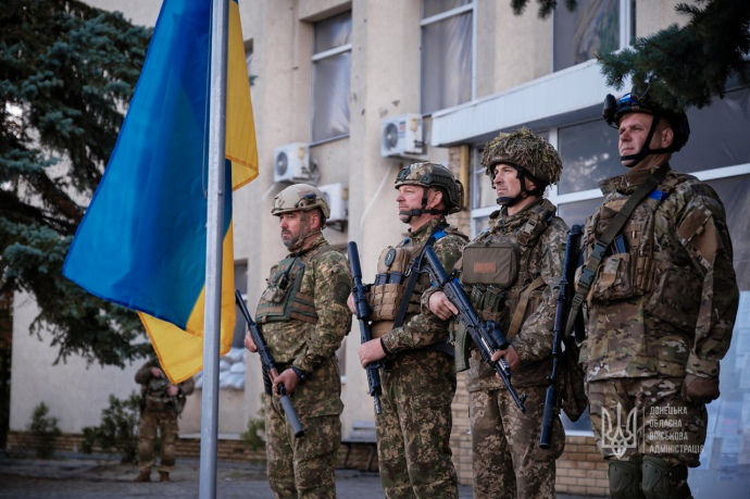 Над Лиманом официально подняли украинский флаг.