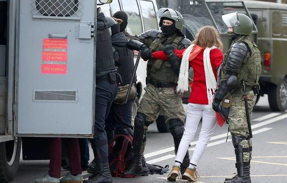 Число задержанных на акциях протеста в Белоруссии превысило 1000 человек.