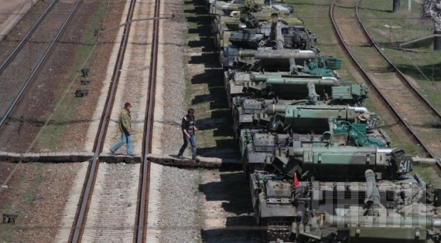 Это было сделано для того, чтобы оружие и техника не использовались против мирного населения на востоке.  Фото: unian.net