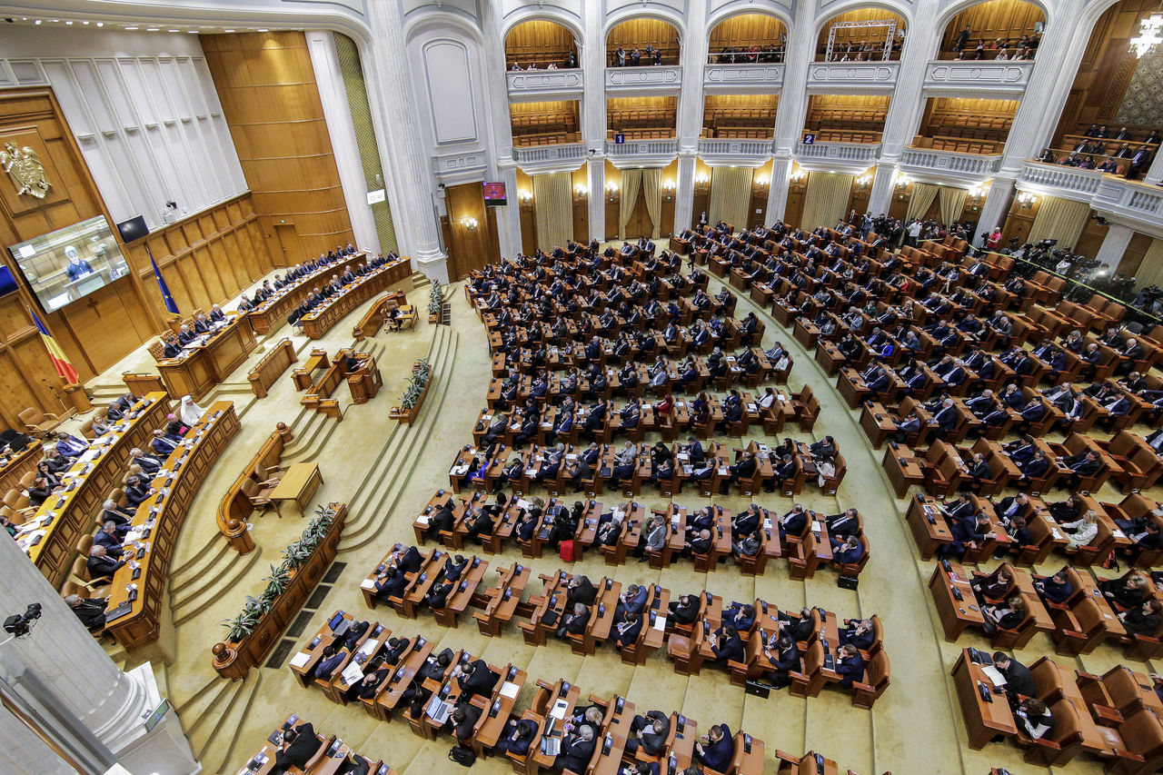 В финале торжественного заседания румынского парламента за принятие Декларации проголосовало большинство парламентариев. Фото: s.iw.ro.