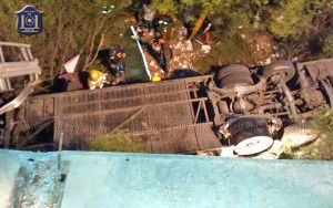 30 de morți după ce un autobuz cu polițiști s-a răsturnat. Foto: infomoldova.net