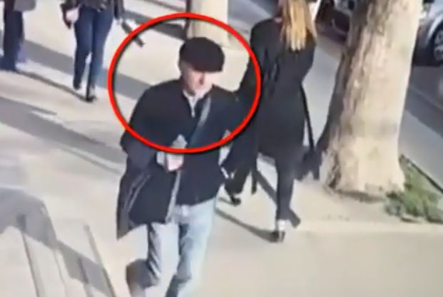 Полиция разыскивает попавшего на видео карманника.