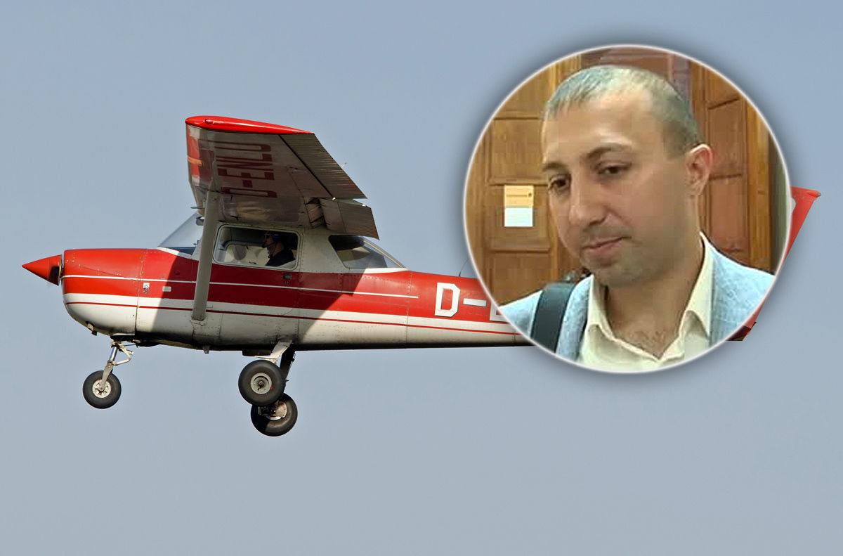 Это самолет модели Cessna 150, стоимость которого составляет около 20-25 тысяч евро.