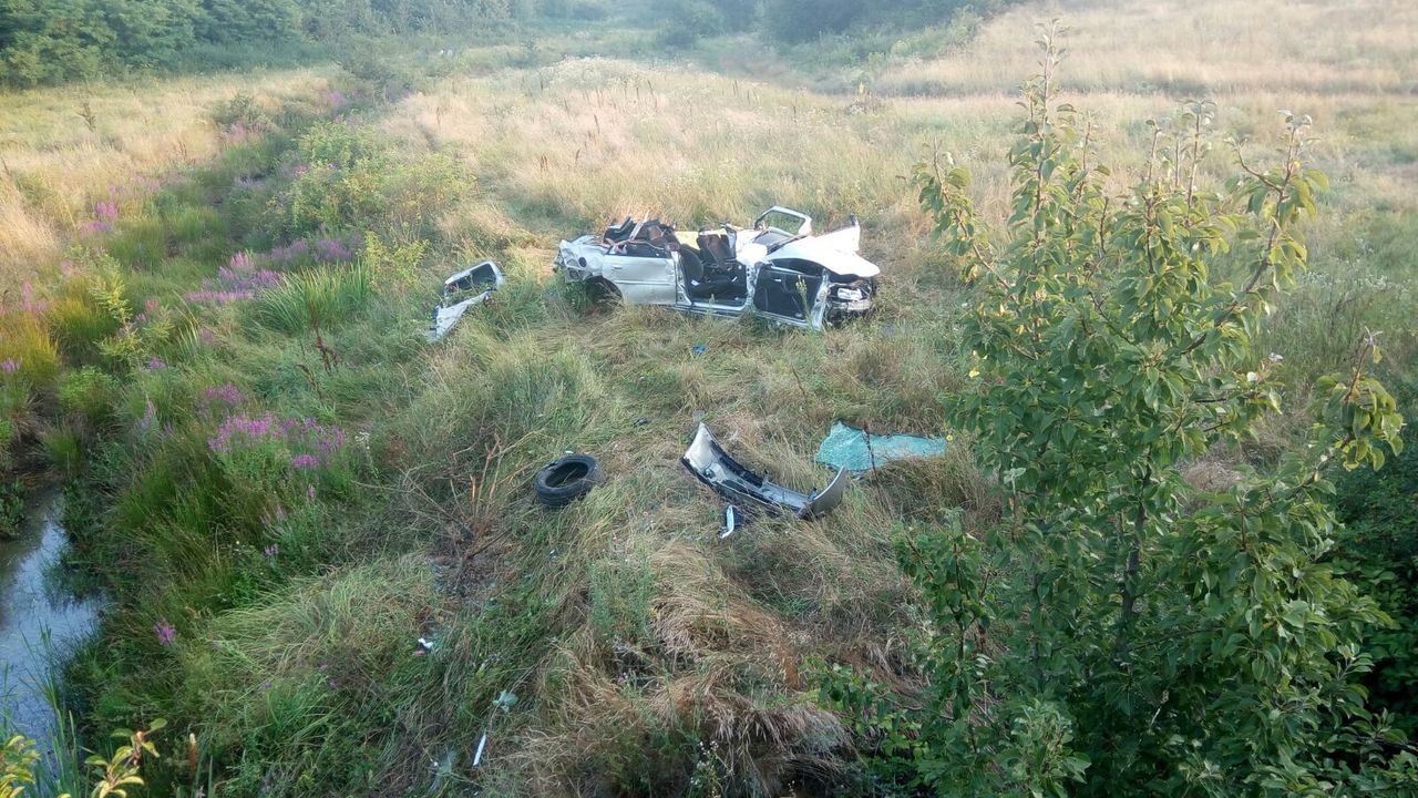 Trei tineri, care se întorceau de la o nuntă, au decedat într-un grav accident. Foto: mditv.ro