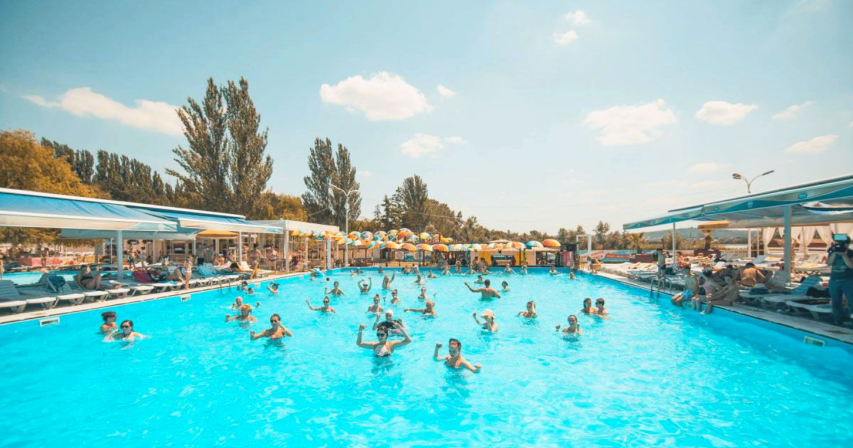 Vara a venit în forță: Piscinele și plajele, luate cu asalt de locuitorii Capitalei.