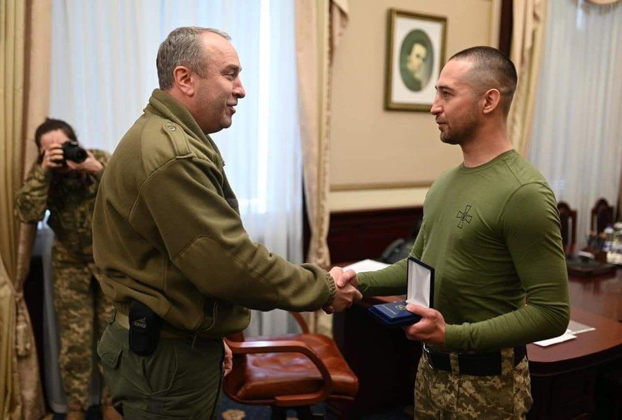 Украинский солдат, произнесший знаменитую фразу про русский корабль, вернулся из плена и был награжден.