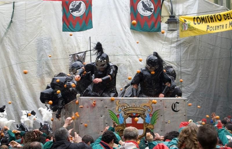 Bătaie cu portocale la un carnaval medieval în Italia.
