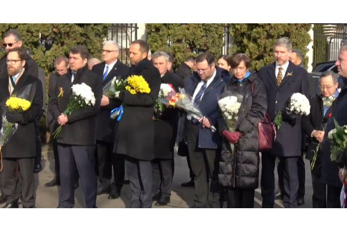 К посольству Украины в Молдове возложили цветы политики и дипломаты.