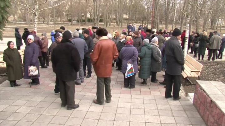 Жители Дондюшан недовольны повышением тарифов на вывоз мусора.