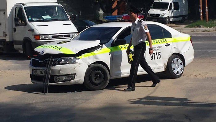 Un polițist a fost rănit într-un accident rutier, produs în această dimineață pe strada Vadul lui Vodă din Capitală. Foto: publika.md