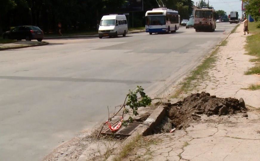 Ямы на столичном бульваре Траян представляют опасность для водителей и пешеходов.