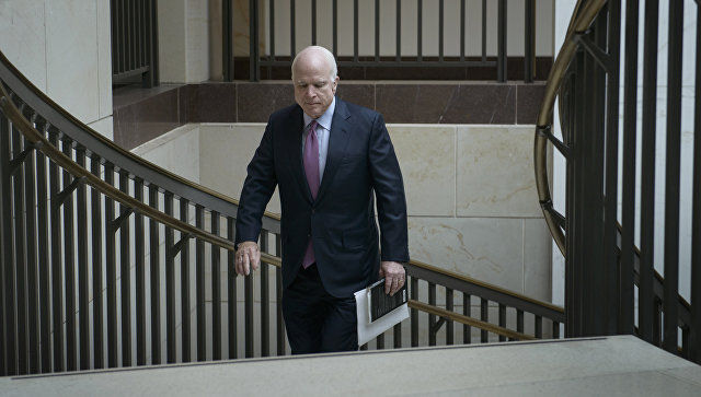 Председатель сенатского комитета конгресса США по делам вооруженных сил Джон Маккейн.