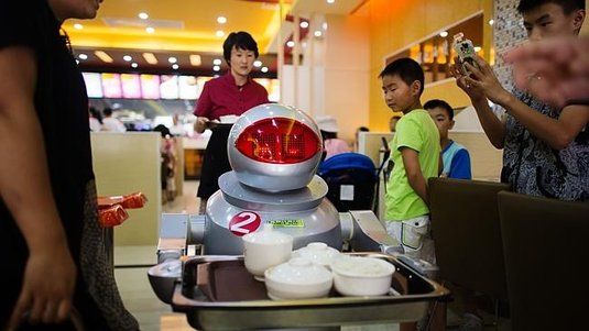 Roboții ospătari sau bucătări au devenit o adevărată modă în China.