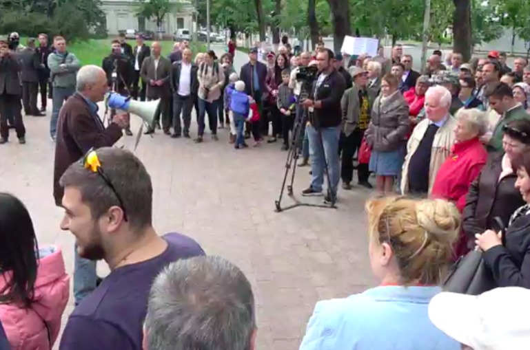 In primele 2 zile de protest numpărul participanților a fost de circa 100 de persoane.