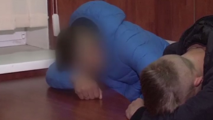 Doi minori de 16 și, respectiv, 17 ani au ajuns pe mâna oamenilor legii, fiind suspectați de furt.  