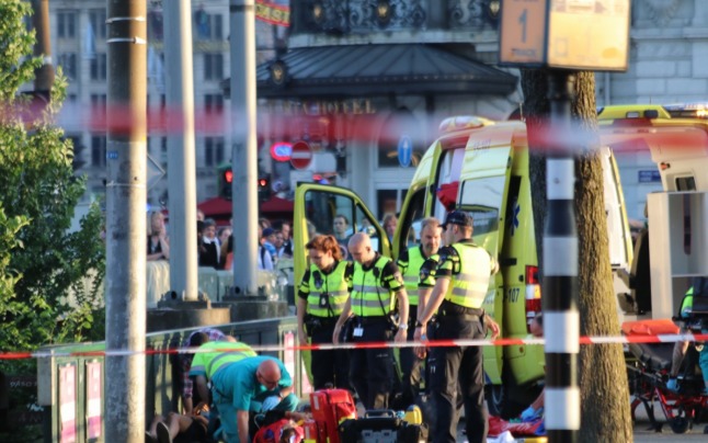 O maşină a intrat într-un grup de oameni la Amsterdam, rănind cel puţin opt persoane. Foto: Robby Hiel / Twitter 