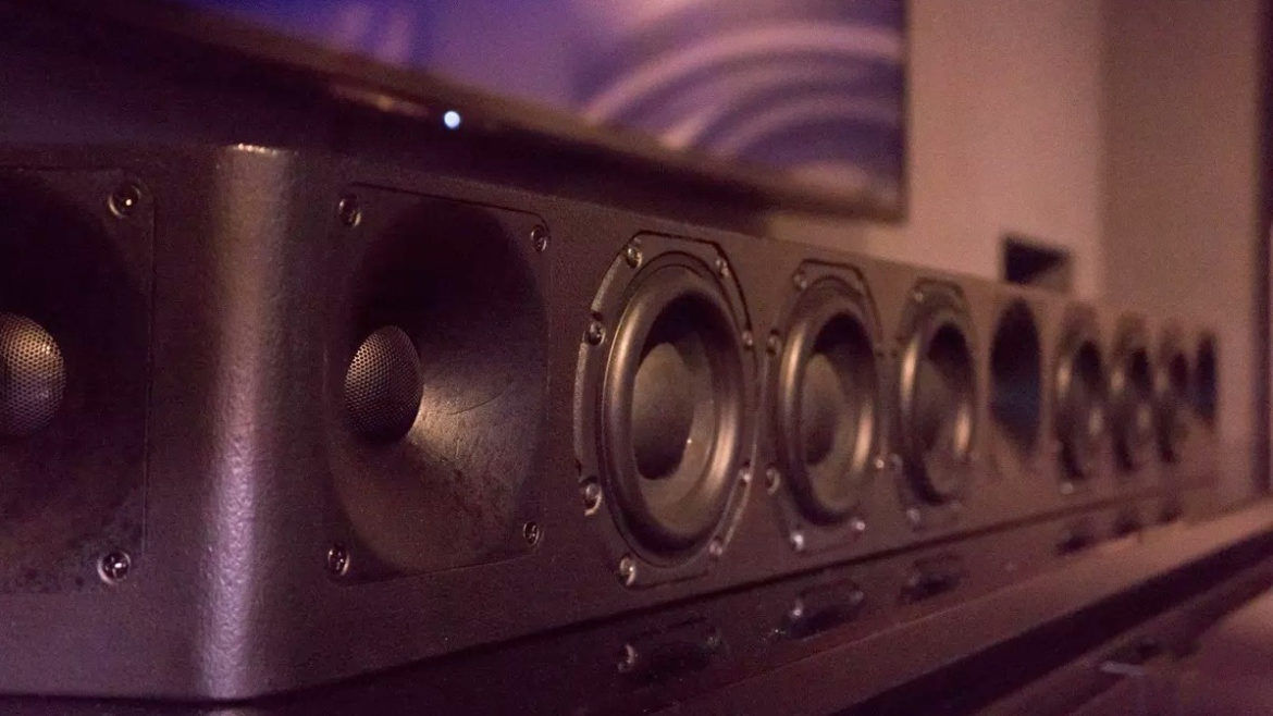 Primul soundbar creat vreodată de Sennheiser este spectaculos