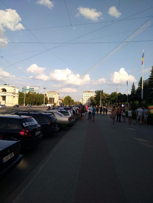 Десятки водителей припарковали свои автомобили перед зданием правительством в знак протеста против повышения цен на топливо. Фото: protv.md.
