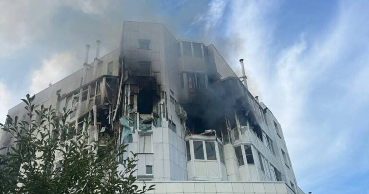 În regiunea Belgorod, patru drone au lovit un bloc de locuit.