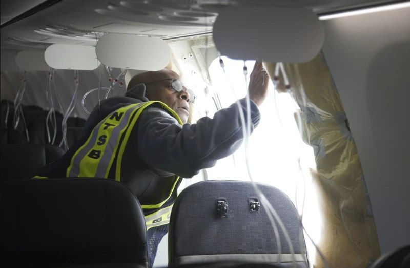 Глава Boeing признал проблемы с лайнером 737 с оторвавшейся в полете дверью.
